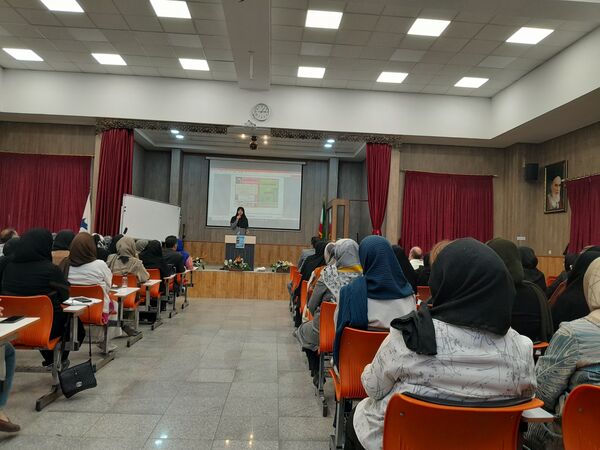  جلسه آموزش خانواده در مدرسه مصلی‌نژاد مشهد