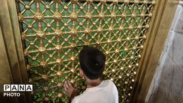 حرم مطهر رضوی در شب میلاد پیامبر رحمت (ص) غرق در نور و شادی شد
