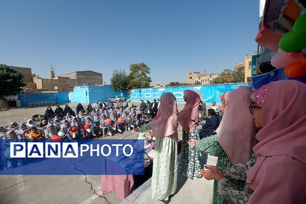 آغاز فصل نو آموزش با حضور شکوفه‌های کلای اولی در کهریزک 