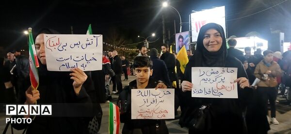 حضور دهه‌نودی‌ها در راهپیمایی میدان شهرداری ساوجبلاغ