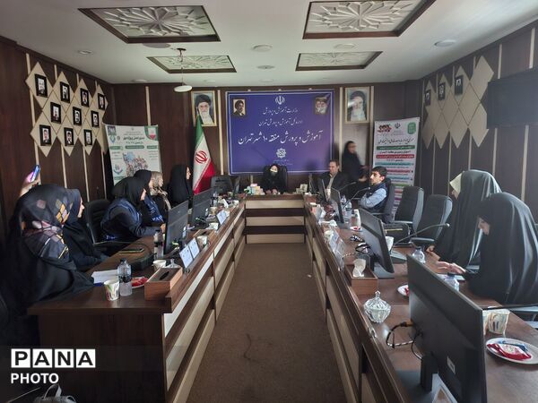 آیین تقدیر از دانش آموز خبرنگاران منطقه ۱۰ تهران 