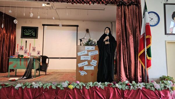 آیین گرامیداشت روز دانش‌آموز با حضور مسئولان منطقه ۱۳ در دبیرستان طلیعه شاهد