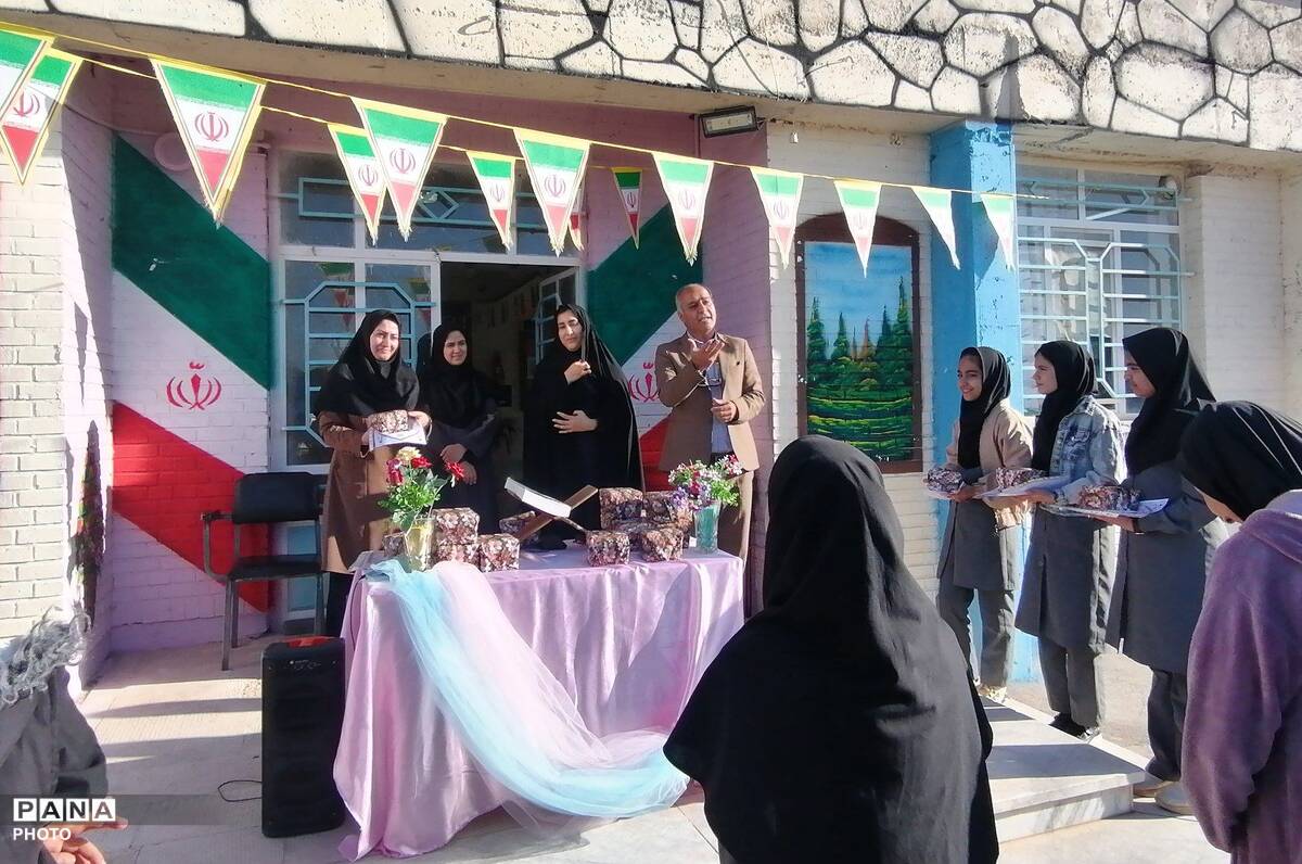 تجلیل از دانش آموزان برتر آموزشی دبیرستان حاج مهدی روحانی خلیل آباد