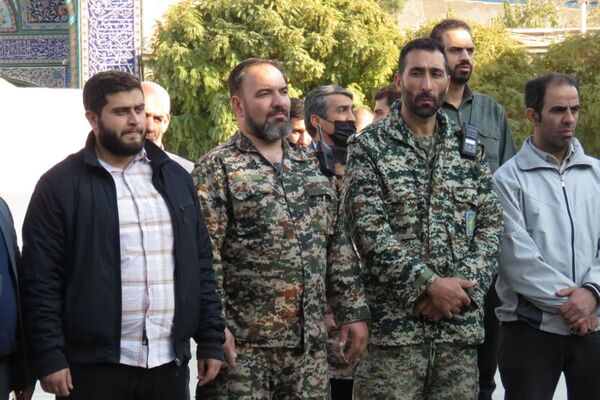 احترام به مقام شهدا با حضور فرماندهان و بسیجیان در گلزار بی‌بی سکینه(س) شهرستان ملارد
