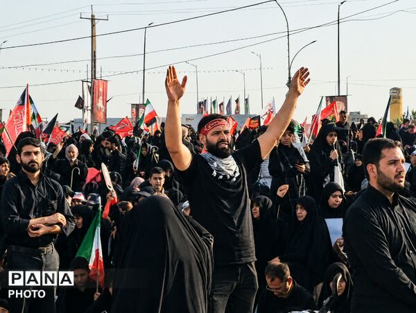 چشم‌های گریان نوجوانان در سوگ پدر امت