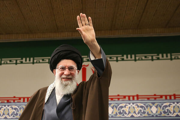 دیدار جمعی از رأی اولی‌ها و خانواده‌های شهدا با رهبر انقلاب اسلامی