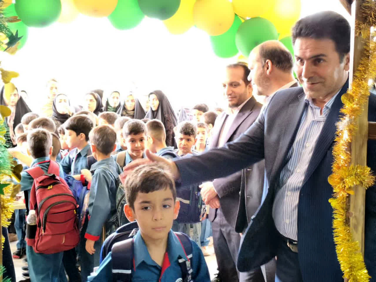 آیین نمادین زنگ آغاز سال تحصیلی جدید در دبستان پسرانه احمد شیشه‌بری یزد برگزار شد