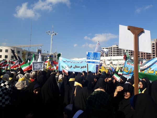 حضور پرشور دانش آموزان مشهد مقدس در راهپیمایی یوم‌الله ۱۳ آبان 