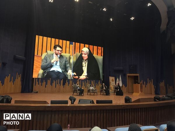 حضور دانش‌آموزان دختر هرمزگانی در همایش بزرگ تحصیلی «یاد نوین»