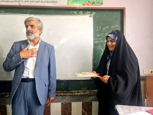 تقدیر مدیر آموزش و پرورش ناحیه 2 قم از معلمان دبیرستان سید احمد فاتحی یک 
