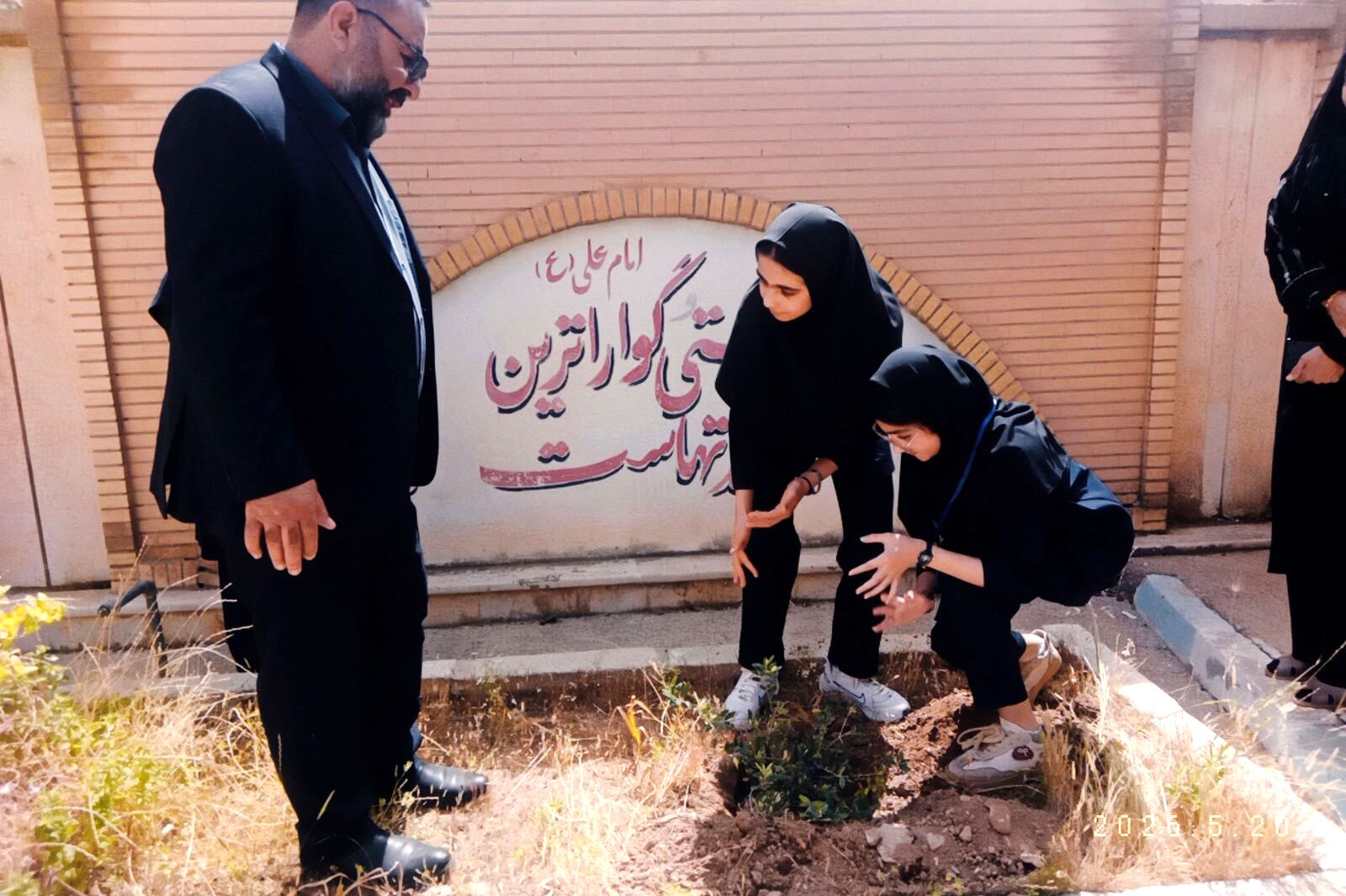 کاشت نهال در دبستان رسالت آبدانان 