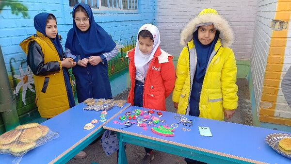 برپایی بازارچه درون مدرسه‌ای در دبستان ربابه هاشمیان یزدی شیروان