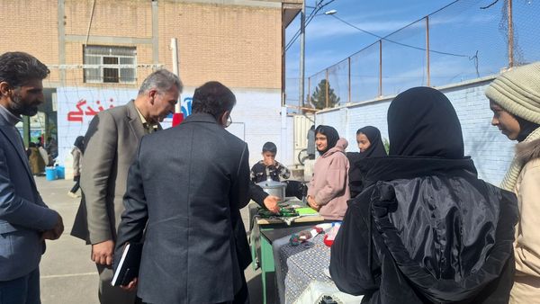 برپایی بازارچه دانش آموزی در دبیرستان فیاض شهرستان کاشمر 