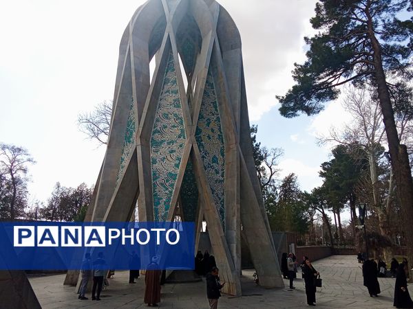 معاونان پرورشی شهرستان نیشابور از مقبره خیام بازدید کردند 