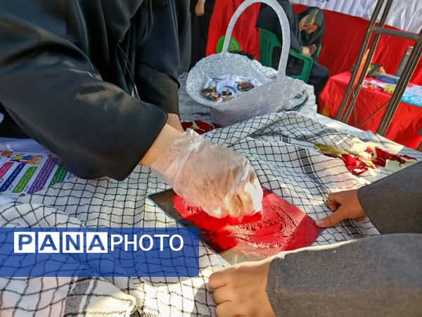 حضور دانش آموزان شیرازی درغرفه‌های فرهنگی راهپیمایی 13 آبان