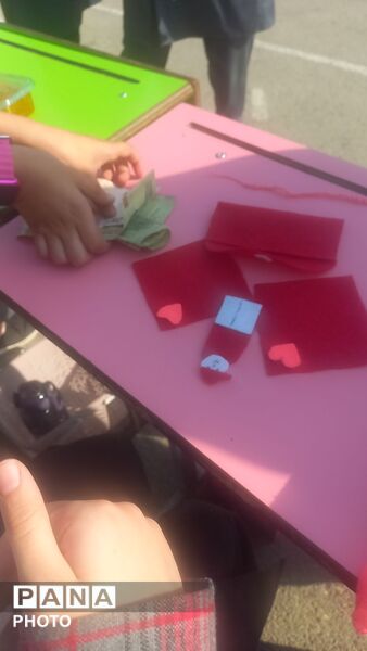 نمایش هنر و توانمندی دانش‌آموزان در بازارچه سالانه مدرسه نیایش