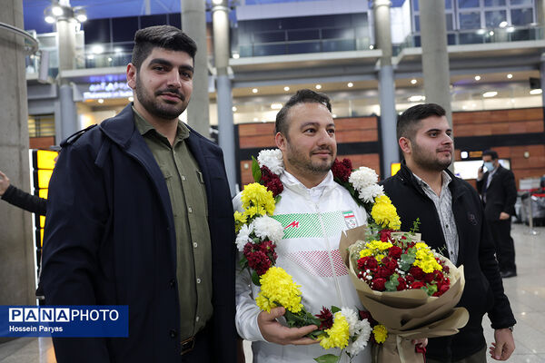 بازگشت طلایی‌پوشان بلندقامت دانش‌آموز ایران با کاپ قهرمانی