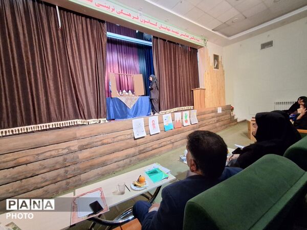 مسابقات نمایش خوانی و تئاتر خیابانی دختران در شهرستان کاشمر 