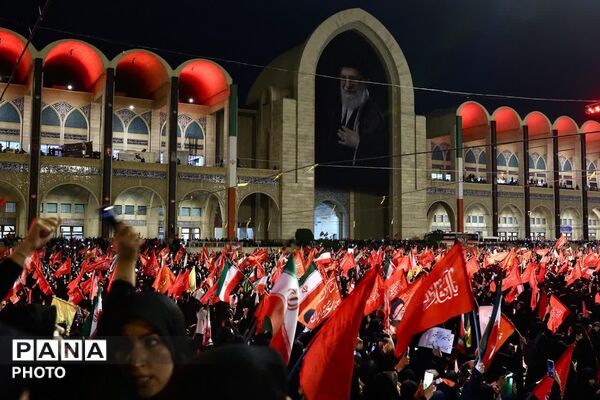 مصلی تهران در تسخیر موج همدلی؛ وداع باشکوه مردم با رهبر شهید