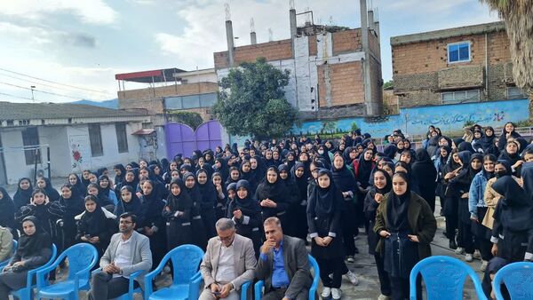تربیت دانش‌آموز کنجکاو با آزمایش در مدرسه 