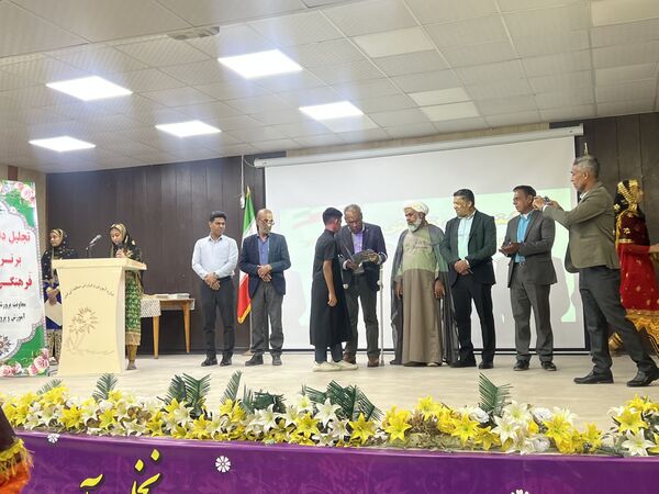 تجلیل از دانش‌آموزان ممتاز در جشنواره قرآنی، فرهنگی و ورزشی منطقه فین 