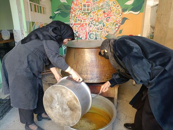 طنین همدلی در دهه فاطمیه، توزیع آش نذری در میان دانش‌آموزان دبیرستان دکتر جواد حداد ۲