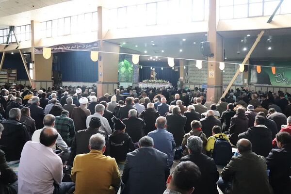 حضور دانش آموزان آموزشگاه شهدای گلدسته و مردم چهاردانگه در نماز جمعه 