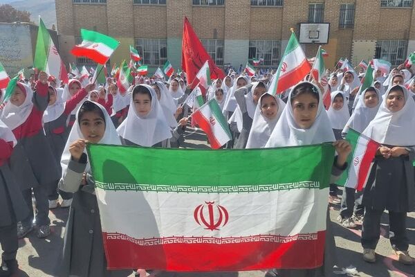 یک پرچم، یک نقشه، یک صدا: همبستگی و عشق به وطن در مدرسه پروین اعتصامی شازند