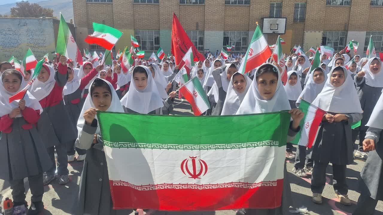 یک پرچم، یک نقشه، یک صدا: همبستگی و عشق به وطن در مدرسه پروین اعتصامی شازند