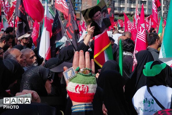 حضور پرشور جمعی از قوم بختیاری لردگان در آیین تشییع رهبر در میدان انقلاب تهران
