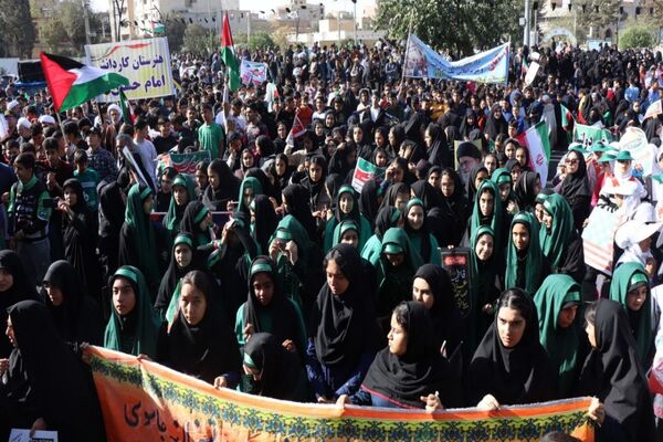 حضور پرشور دانش‌آموزان پاکدشتی در راهپیمایی روز ۱۳ آبان