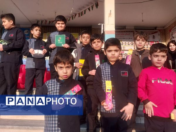 اهدای هدیه به معلمان به‌مناسبت میلاد حضرت علی (ع) و روز پدر در دبستان هیات امنایی فرهنگ