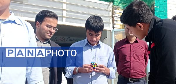 مسابقات درون مدرسه‌ای حل مکعب روبیک در دبیرستان شهید بهشتی کاشمر