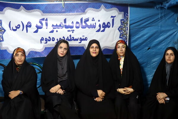 حضور در تجمعات شبانه در میدان شهید امام خامنه‌ای پاکدشت