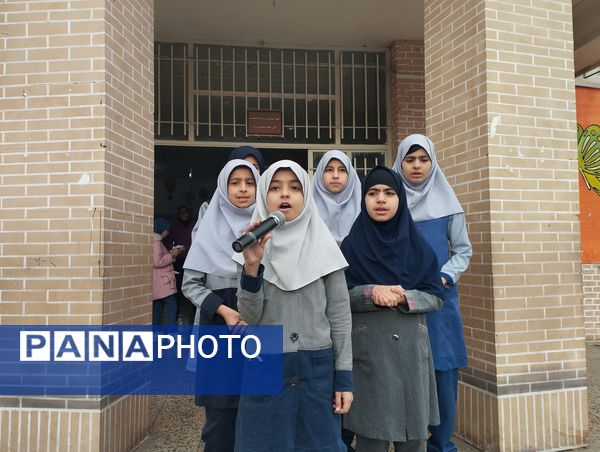 نواختن زنگ انقلاب در مدرسه انقلاب اسلامی ناحیه پنج 