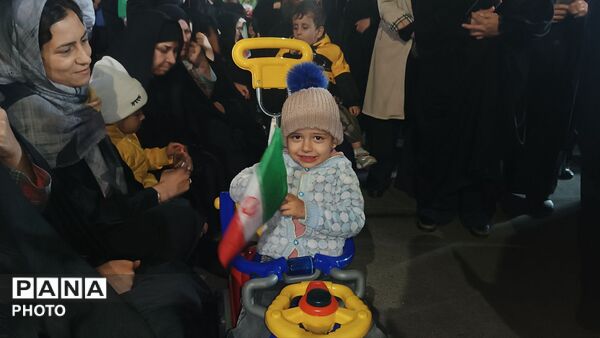 کودکان ایران حتی با کالسکه و سن کم هم پای آرمان های انقلاب اسلامی ایران ایستاده اند