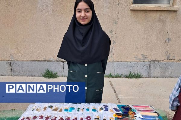 برگزاری بازارچه صنایع دستی و غذا در دبیرستان‌ حضرت‌ معصومه (س) شهرستان فیروزکوه