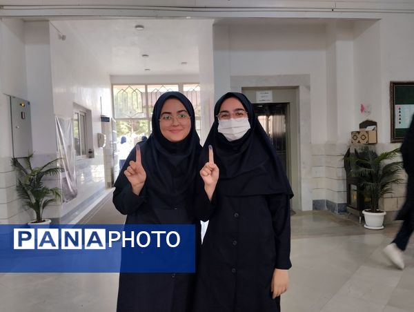 جلوه‌هایی از انتخابات شورای دانش‌آموزی در دبیرستان فرزانگان قم