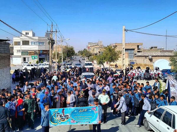 حضور پررنگ دانش‌آموزان شهر لپویی در راهپیمایی 13 آبان 