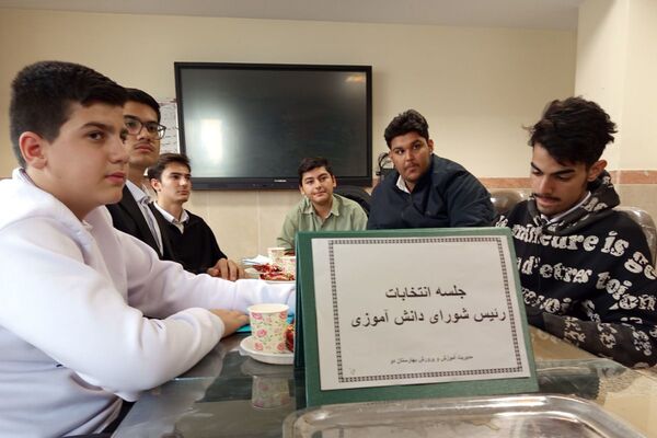 رقابت دانش‌آموزان منتخب در انتخابات منطقه‌ای شورای دانش‌آموزی بهارستان دو