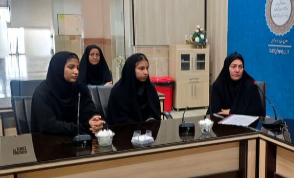 نشست مدیر آموزش‌ و پرورش با اعضای شورای دانش‌آموزی متوسطه اول