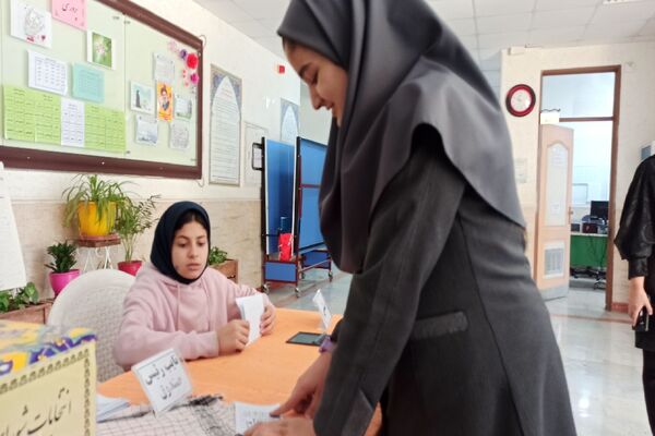 حضور پر شور دانش‌آموزان در انتخابات شورای دانش‌آموزی دبیرستان دخترانه ۱۳ آبان
