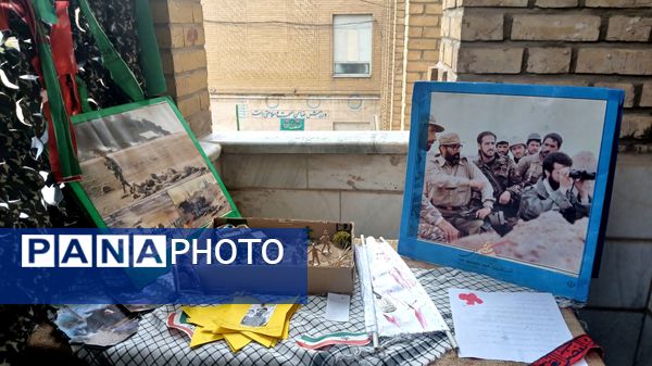 بازدید مدیر ارتباطات اتحادیه انجمن های اسلامی دانش آموزان از نمایشگاه مدرسه انقلاب در قم