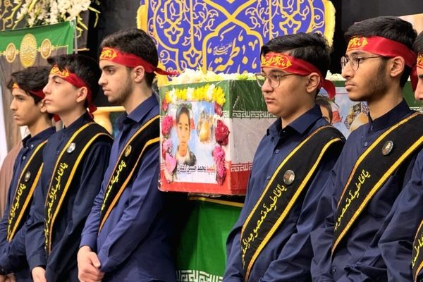 آیین وداع با پیکر مطهر دانش‌آموز شهید محمدحسین دهقان