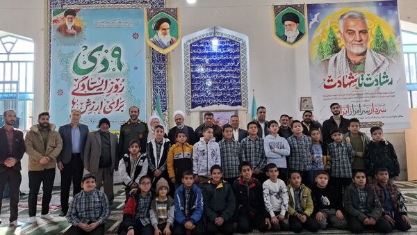 حضور پرشور دانش‌آموزان در مراسم عبادی - سیاسی نماز جمعه شهرستان مروست