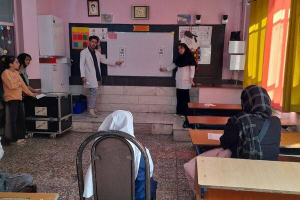حضور پزشکان خیریه امام حسن عسگری برای غربالگری دانش آموزان دبستان میرشفیعی ها امری جهادی