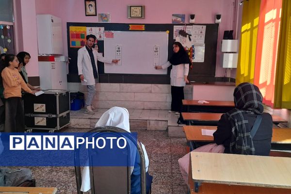 حضور پزشکان خیریه امام حسن عسگری برای غربالگری دانش آموزان دبستان میرشفیعی ها امری جهادی