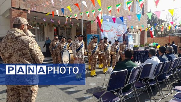جشن انقلاب در دبستان ولی‌زاده ناحیه چهار کرج 