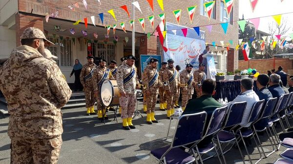 جشن انقلاب در دبستان ولی‌زاده ناحیه چهار کرج 