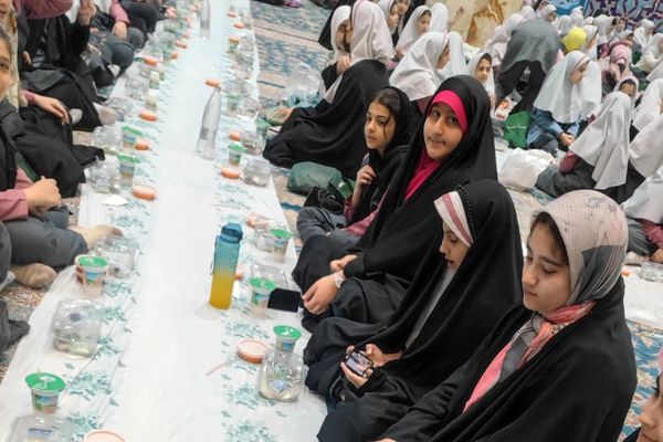 برگزاری سفره افطاری به مناسبت ماه مبارک رمضان در مدارس ناحیه دو شهرری 